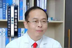 npd人格障碍怎么样的情况下需要看医生？ #涨知识 第一，当#NPD人格障碍 的症状严重影响到患者的日常生活和人际关系时，就需要寻求医生的帮助。比如，患者可能因自恋和自大而无法与他人建立真正的情感联系，导致社交孤立和孤独感加剧。
第二，如果NPD患者开始表现出明显的情绪波动和失控情况，如焦虑、抑郁或暴怒等，这也是寻求专业医疗帮助的信号。这些情绪问题可能加剧患者的社交功能障碍，甚至影响到患者的身体健康。
面对NPD人格障碍，及时寻求医生的帮助至关重要。通过专业的心理治疗和药物治疗，患者可以更好地理解自己的行为模式和思维方式，学习更健康的应对策略，从而改善人际关系，提高生活质量。#抖出健康知识宝藏  #情绪松绑给心灵放个假 @创作灵感小助手