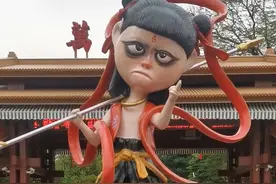 哪吒雕塑太丑被“重塑肉身” 公园回应：大家都说面部不好看 【近日，广东揭阳万竹园门口摆上了一尊大型哪吒雕塑，不料却遭到众多网友吐槽。3月18日，万竹园工作人员告诉北京青年报记者：“大家都说面部不好看，说我们雕塑失误，正在重新塑。”网传视频显示，哪吒雕塑的脸部已经拆掉，并重新糊上水泥，雕塑师傅正在调整。】视频封面