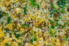 剩下的米饭不要再丢了，阿米教你做香菜蛋炒饭，巴适得板视频封面