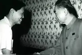 很多人劝杨振宁不要回国，会被扣留，杨振宁说：我相信周总理 ——杨振宁当年回国时，很多人劝他不要回去，可能会被中国扣留。杨振宁没有听，说我相信周总理。视频封面