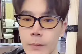 “富二代”设15万进群费带人炒股？王政源开直播回应：有欠钱证据直接起诉我就行，“我真求着你进了?”视频封面