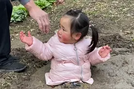 近日，安徽六安，小朋友不小心掉进猪粪坑。（素材：@泽琪萱妈妈）#童趣时光 #萌娃 视频封面