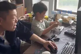 女子带娃上班公司老板轮流照看 上海，员工因家人生病后，无奈只好带娃上班，公司老板知道后轮流帮她带了一周娃。 #带娃上班 #神仙老板视频封面