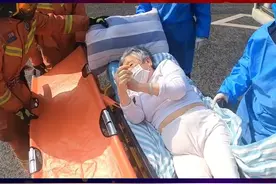 84岁阿婆躺在床上神志不清、无法动弹，医护人员尚未到场，消防救援人员全程陪护！上救护车时，虚弱的老人努力地睁开眼睛，双手作揖，向施救的消防救援人员表示感谢！#上海消防现场 #疫情期间 #爱护老人 （宝山）视频封面