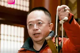 周鸿祎出演新短剧 网友：除了演技 什么都有！ 2月25日，360集团创始人周鸿祎参演的首部AI微短剧上线。女主是知名演员黄奕，周总在剧中“本色”出演霸道总裁，网友评论：真是除了演技，什么都有！#周鸿祎再度出演短剧 #红衣大叔 #周鸿祎 #黄奕视频封面