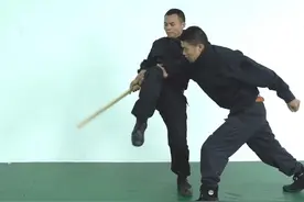 黑龙十八手实战教学。 虽然没有了肩章领花，但是退役17年我依然爱军习武。 黑龙十八手；起式，一、青龙探爪，二、龙女照镜，三、怪蟒翻身，四、腋下偷桃，五、踹膝锁喉，六、二龙戏珠，七、玉龙盘腿，八、劫肘扣带，九、黑龙摆爪，十、乌龙摆尾，十一、金银双勾，十二、瞒天过海，十三、金鸡独立，十四、龙盘玉柱，十五、毒龙出洞，十六、野马奋蹄，十七、单掌推碑，十八、骑龙入水。#黑龙十八手； #黑龙十八手教学 #黑龙十八手分解动作 #黑龙十八手实战 #黑龙十八手实战教学视频封面