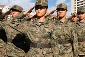 女兵蜕变，破茧成蝶，展现迷彩青春最美的样子#训练场日常 #女兵帅爆了 #巾帼不让须眉 #队列训练视频封面