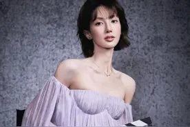 4月18日，金晨亮相北影节开幕式红毯，微卷短发又柔又飒 更显知性美，谈首担电影节评委：关注演员身体表现力 动作可以传递细腻感情视频封面