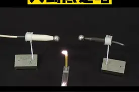 火到底是啥？它是高温等离子体，因为燃烧的高温电离了气体分子甚至是原子，所以里面有电子和带电粒子，这些东西本身看不见，但它们重组的时候放出了电磁波，所以我们才看到了火。#科普 @抖音博士团 #2022科普时刻