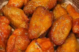 孩子想吃奥尔良烤翅不用去外面买了，皇家小虎家的这个奥尔良烤翅半成品真的很方便，无需解冻，空气炸锅几分钟就能搞定，香喷喷的，外焦里嫩，比外面买的还好吃！孩子们都抢着吃#空气炸锅美食  #烤鸡翅  #嘎嘎好吃  #皇家小虎  #奥尔良烤翅