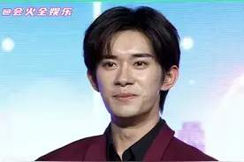 #请易烊千玺和烟花锁死  想要跟他一起拿着烟花晃啊～～#易烊千玺视频封面