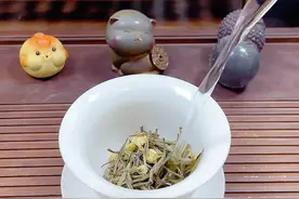 盖碗泡茶手法，怎么样才能不烫手？#盖碗泡茶 #召唤茶友 #茶文化 #今天你喝茶了吗 #盖碗泡茶的手法视频封面