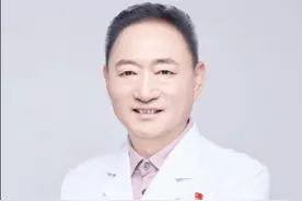 肠癌症状(三)大便习惯改变 因为肠癌导致的占位以及肠道功能失调，常常会导致排便习惯的改变。如排便时间发生变化，排便量变多或变少，粪便粗细改变，腹泻或便秘等。易被误认为是胃肠炎。因而时常关注自己排便的习惯、粪便的性状十分重要。#硬核健康科普行动  #肠癌 #肠癌症状 #肠道健康 #肠胃视频封面