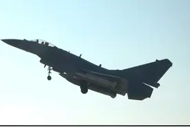 载弹长空！#东部战区多型战机挂弹出击#直达台岛周边 10月14日，中国人民解放军东部战区组织战区陆军、海军、空军、火箭军等兵力位台湾海峡、台岛北部、台岛南部、台岛以东，开展“联合利剑—2024B”演习。#战区空军多型战机挂弹出击直达台岛周边演习区域视频封面