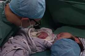 在长兴妇幼保健院，丈夫首次进入手术室剖宫产进行剖宫产陪产，亲眼见证新生命的到来。有些路，注定要共同走过，才懂其中爱的重量！医生提醒：剖宫产家属陪伴医生要谨慎评估产妇情况是否适合，家属的身体情况、心理情况、行为规范等方面均符合陪伴要求，做好相应宣教的情况下进行。视频封面