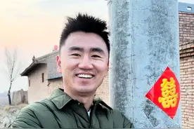 天上布满乌云，我仿佛折叠成另一个人，无精打采，混混沌沌。混沌的清晨，混沌地出门，混沌着狂奔，彻骨的寒冷能否唤回丢失的灵魂？混沌的笑，乱纷纷。我推开门，炉火炽烈，包子热气腾腾。一根萝卜，从冬到春，依然丰腴而精神，而我，也该搓搓手，把混沌埋进魅惑的坟。#宁夏牧飒视频封面