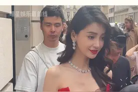 #Angelababy 巴黎时装周给粉丝签名，她真的好温柔呀~~视频封面
