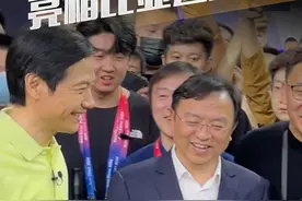 雷军王传福同框亮相比亚迪展台，雷军点评方程豹：一定是爆款！#雷军 #王传福 #比亚迪 #2024北京车展 #直拍视频封面