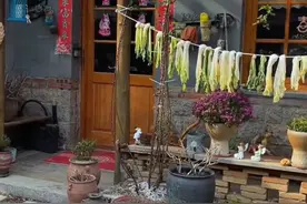 3月19日（报道），山东青岛，64岁大姨隐居深山5年，年轻时在空军飞机修理厂工作，“寻求内心的舒适感是放在一位的”。#隐居 #田园生活乐趣多视频封面