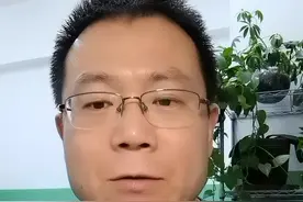 随着一代、二代药物的广泛应用，耐药成为又一个热门话题，这其中大约50~60%的耐药与继发20外显子T790M突变有关，成为最让人头疼的突变。狡猾的癌细胞在受到EGFR-TKI药物遏制的情况下，另辟蹊径，在EGFR基因20外显子第790位点由一个庞大体积的蛋氨酸（M）替代苏氨酸（T），出现了位阻效应，减弱了与一，二代药物的结合力。视频封面