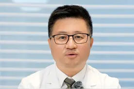 特应性皮炎怎么治疗&护理? 特应性皮炎分轻、中、重度，治疗方法各不同。有特应性皮炎困扰来看这篇，祝早日康复！
#皮肤科医生赵作涛 #特应性皮炎 #特应性皮炎日常护理 #抖出健康知识宝藏 #春季高发疾病视频封面