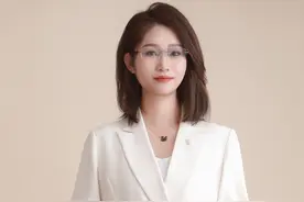 春运很挤但这样的乘警很温暖 #春运抢票难 #热点新闻事件 #春运
