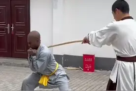 “甲亢哥”学功夫感受后背开棍，棍子成功断裂 大家纷纷叫好#河南dou知道视频封面