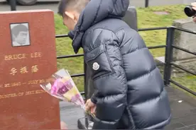西雅图之行致敬偶像：宋亚东赛前参观李小龙墓地，感到格外平静#宋亚东VS赛胡多  #UFC视频封面
