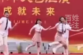 4月26日（采访）重庆，高中40岁女校长和学生一起跳女团舞，全程无划水！活力满满！视频封面
