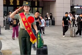 女兵光荣退伍回家，家人在车站拉横幅送花迎接。来源@是元芳啊视频封面