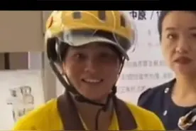 近日，河南信阳。怀孕女子还有两个月生产，高温天依然挺着大肚子送外卖。网友：她的笑容让人心疼。#致努力奋斗的人 #感动瞬间 #心疼 #生活不易 视频封面