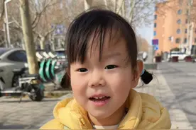 2岁宝宝独立给爸爸买安睡裤 这次嘻嘻买东西，大家给打几分 #萌娃日常  #人类幼崽成长记  #爸爸带娃  #宝宝买东西视频封面