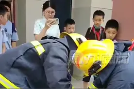 6月23日，河南洛阳，#女生钻板凳头被卡遭师生围观拍照，一脸生无可恋，姐姐：她想看看凳子下写没写字。视频封面