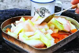 8块买了4包魔芋爽，配上点西瓜皮放石板上烧烤一下，太下饭了