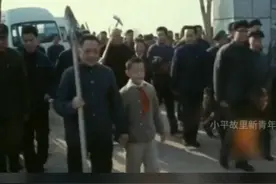 1982年3月12日，邓小平种下义务植树运动的第一棵树。视频封面