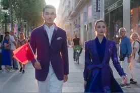 由法国设计师Haider Ackermann设计的男装 和中国设计师吴海燕设计的女装，走在巴黎香榭丽舍大街上 #追奥的夏天  #我为中国队加油  #胡兵出发去爱视频封面