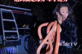 小轿车雪地打滑深夜被困，热心小姐姐用绳索帮忙脱困。张女士：遇到就是缘分，举手之劳。视频封面
