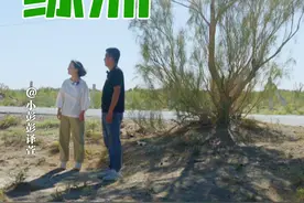 和两大沙漠“掰手腕”，这个年轻人较上劲了……在腾格里沙漠和巴丹吉林沙漠的夹缝中，有一片“倔强”的绿洲，像楔子一般牢牢扼守在两大沙漠之间。这就是甘肃省武威市民勤县。95后仲麟在大学毕业后选择回到家乡民勤，和沙漠“掰手腕”。在民勤扎根三年、种下四千余亩梭梭树的他，有什么样的故事？11月2日，《暖风习习》之《沙漠变绿洲》即将上线，中国日报记者@小彭彭译萱 将和仲麟一起，种下希望。#暖风习习视频封面