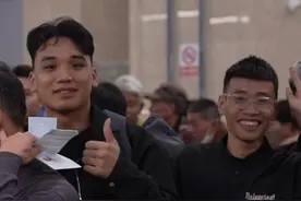 春节，他们坚守岗位“不打烊”！旅客向执勤民警送出暖心春节礼物～#暖心 #正能量  #春节视频封面