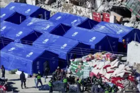 致敬守护！移民管理警察与震区群众心手相牵、守望相助，让希望在温暖中发芽。（素材：西藏边检总站）#西藏定日地震 #暖心瞬间视频封面