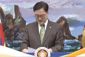 【韩国国会议长宣布启动戒严风波国政调查】 当地时间11号，韩国国会议长禹元植就总统尹锡悦3号发布紧急戒严令启动国政调查。同一天，韩国总统府、韩国警察厅和首尔警察厅等涉事部门被进行扣押搜查。针对尹锡悦宣布的紧急戒严，禹元植表示，决定启动国会国政调查。#韩国戒严令##韩国戒严风波#视频封面