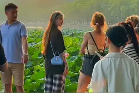 杭州西湖没有护栏，每天游客那么多，不怕有人掉下去吗#城市打卡地 #旅行推荐官 #旅游攻略 #带你看世界  #遇见最美杭州视频封面