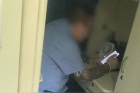 一网友吐槽火车上看到一工作人员 疑似双手“花臂”质疑其可否做列车员 12306回应：有纹身不可以 #列车员 #花臂视频封面