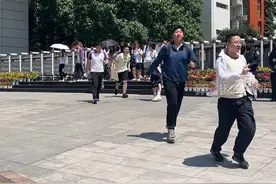 2025年重庆“中考”已顺利结束，6月16-17日，是志愿填报时间，#2025重庆中考25日左右将公布成绩  。市教委特别提醒，不要听信通过交费可以读某某高中的传言，谨防上当受骗。