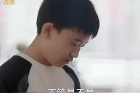 #欢乐家长群2  身世的疑问压得刘果宁难受，脑子里越想越偏，只好拉着妈妈要真相。妈妈没空理会应付，只说他是亲生的，可这回答没让他松口气，反倒让 “刘向上不是亲爸” 的猜测更强烈了，谁来给刘果宁一个答案！#陈好  #汪煜轩