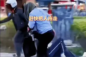 “拖拖拖 赶快把人拖走”男孩遭蜂群围攻，四位蒙面侠出手相救#小学生 #蜂群 #外卖小哥 #司机 #点赞视频封面