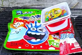 15块买了一包表情包造型的糖果，放石板上烧烤一下，嘎嘣脆真香视频封面