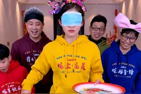 蒙眼铲钱挑战，铲多少拿多少，过年游戏就玩这个！！！ #搞笑 #聚会游戏挑战 #过年游戏挑战视频封面
