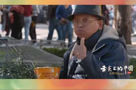 #刀削面入驻巴黎时尚核心区  来自山西的小郭郭与丈母娘在异国他乡做起了家乡的美味，用刀削面惊艳了热情浪漫的法国人。戳↓看中国刀削面如何让法国人流连忘返。#舌尖上的中国第四季视频封面