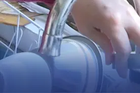 山东济南，1月7日，泺源大街5号院业主反映，家中水压过低持续半个月时间，并且已停水两天。水务集团表示，主管道存在多个漏点，可更换新管道，两天内恢复供水。视频封面